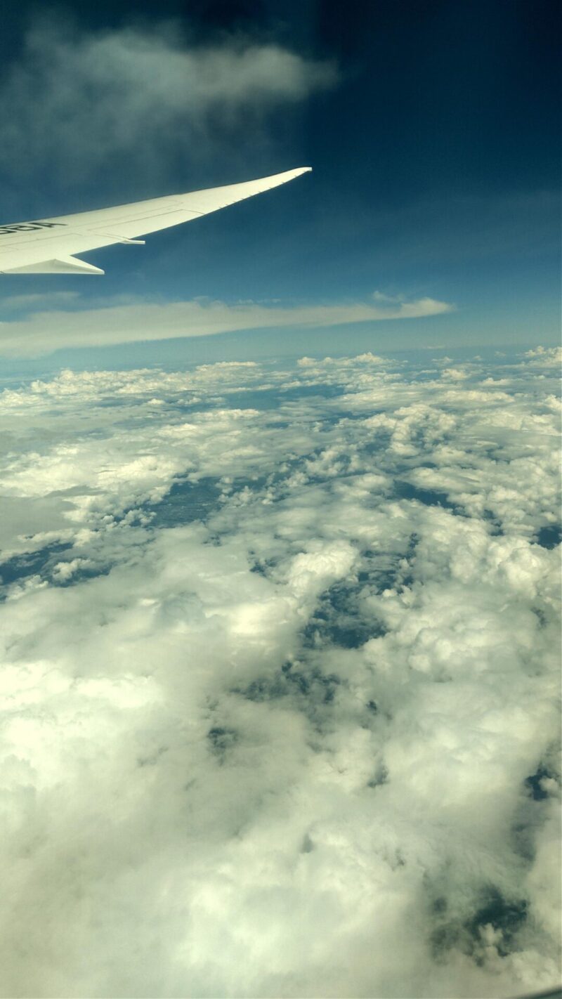 飛行機　空の上　雲の上